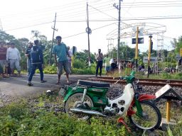 Motor jadul yang tersambar kereta api di Pasuruan (Foto: Moch Rois/jatimnow.com)