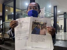 Kuasa Hukum Nasdem Jatim, Ari Her Sofiawanudin menunjukkan bukti tangkapan layar berita hoaks yang diduga disebar Singky Soewadji (Foto: Farizal Tito/jatimnow.com)