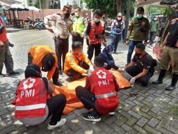 Petugas saat mengevakuasi jenazah driver Ojol di Surabaya. (Foto: Kedaruratan BPBD Kota Surabaya).