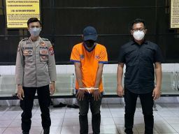Oknum Satpol PP (tengah) pemerkosa pemandu karaoke di Surabaya (Foto: Satreskrim Polrestabes Surabaya)