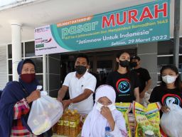 Direktur Utama PT Media Jatim Bersama Mulyadi (baju putih) menyerahkan paket sembako kepada warga.(Foto: Sahlul Fahmi/jatimnow.com)