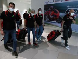Sejumlah kru MotoGP dari Tim Ducati bersiap terbang ke Lombok usai melakukan tes usap PCR di Terminal 3 Bandara Soekarno Hatta, Tangerang, Banten, Senin (14/3/2022). (Foto: Antara/Muhammad Iqbal via Republika)