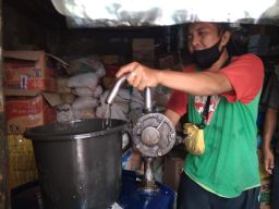 Masih Sulit Ditemukan, Harga Minyak Goreng Curah di Jombang Capai Rp18 Ribu