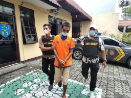 Pelaku pelecehan seksual terhadap SPG di Surabaya saat diamankan di Polsek Gayungan.(Foto: Zain Ahmad/jatimnow.com)