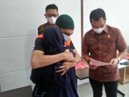 Ibra Koko Bachtiar memeluk istrinya usai dibebaskan Kejari Kota Malang.(Foto: Kejari Kota Malang)