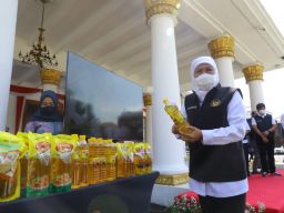 Gubernur Jatim, Khofifah Indar Parawansa saat acara pelepasan minyak goreng ke kabupaten dan kota di Jatim (Foto: Humas Pemprov Jatim)