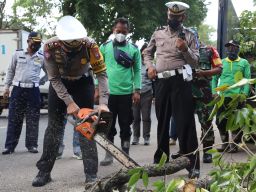 Selamatkan Pengguna Jalan, Polisi di Mojokerto Tebang Ranting Pohon