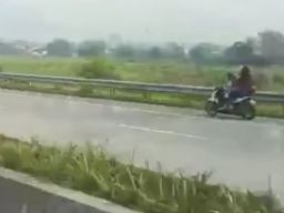 Pengendara motor masuk Tol Singorasi.(Foto: Tangkapan layar video yang beredar)