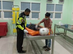 Korban saat dibawa ke rumah sakit oleh pihak kepolisian.(Foto: Satlantas Polresta Sidoarjo for Jatimnow)