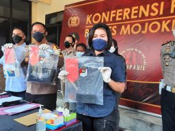 Kapolres Mojokerto AKBP Apip Ginanjar saat beberkan barang bukti. (Foto: Achmad Supriyadi/jatimnow.com)