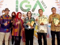 Direktur Operasi dan Produksi Petrokimia Gresik, Digna Jatiningsih saat menerima penghargaan Indonesia Green Awards (Foto: Humas Petrokimia Gresik)
