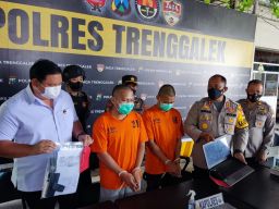 Tersangka penipuan asal Sulawesi Selatan diringkus Polres Trenggalek. (Foto: Dok. Humas Polres Trenggalek)