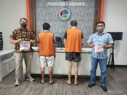 Satresnarkoba Polrestabes Surabaya menangkap dua terduga pengedar sabu.(Foto: Satresnarkoba Polrestabes Surabaya)