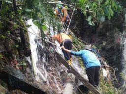 Petugas Perumdam Among Tirto Kota Batu saat memperbaiki pipa rusak akibat longsor.(Foto: Perumdam Among Tirto to Jatimnow.com)