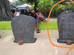 Batu Prasasti di Sendang Kamal Magetan Dicorat-coret