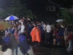 Petugas gabungan mengevakuasi 7 orang dari dua keluarga yang terjebak banjir bandang di Kota Malang (Foto: Nugraha for jatimnow.com)