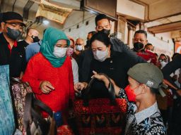 Dihadiahi Tas Karya Difabel di Pasar Tambahrejo Surabaya, Puan Maharani Takjub