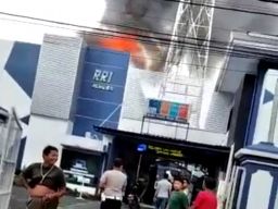 Gedung RRI Jember terbakar. (Foto: tangkapan layar video/jatimnow.com)