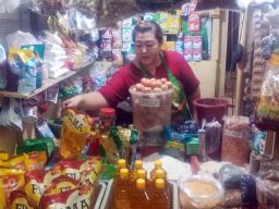 Vivi, salah pedagang minyak goreng dan kebutuhan pokoknya lainnya di Pasar Tradisional Wonokromo Surabaya (Foto: Zain Ahmad/jatimnow.com)