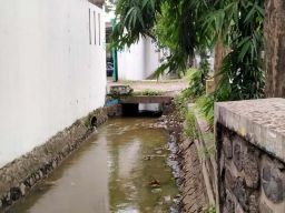 Saluran air yang berada di sekitar Jalan Gatot Subroto, Desa Mojongapit, Kecamatan Jombang, yang kondisi airnya keruh dan mengeluarkan bau tak sedap (Foto: Elok Aprianto/jatimnow.com)