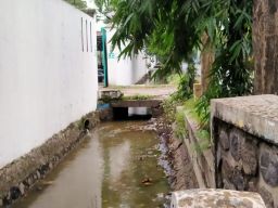 Saluran air di Jalan Gatot Subroto (Gatsu) yang timbulkan bau tak sedap dan dikeluhan warga Desa Mojongapit.(Foto: Elok Aprianto/jatimnow.com)