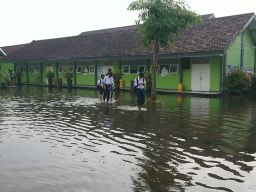 Kondisi SMPN 3 Tulungagung yang tergenang banjir.(Foto: Bramanta Pamungkas/jatimnow.com)