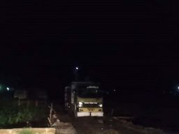 Truk pengangkut pasir dari lokasi galian di Dusun Bodi, Desa Pulorejo pada malam hari (Foto: Grup WhatsApp)