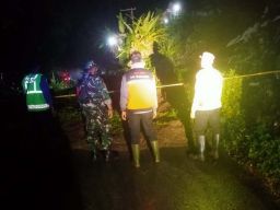Polisi dan TNI berada di lokasi longsor (Foto: Polsek Sendang)