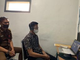 Terdakwa kasus korupsi perpusdes saat menjalani sidang virtual di lapas II B Jombang. (Foto: Kejari Jombang/jatimnow.com)