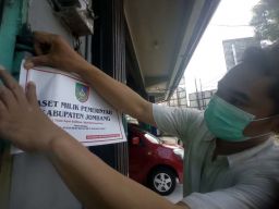 Selamatkan Aset, Pemkab Jombang Pasang Stiker di Ruko Simpang Tiga Mojongapit