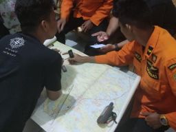 Tiim SAR yang melakukan pencarian pendaki hilang di Gunung Arjuno.(Foto: Basarnas Surabaya)