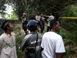 Polisi saat berada di lokasi penemuan mayat Watesumpak. (Foto: Achmad Supriyadi/jatimnow.com)
