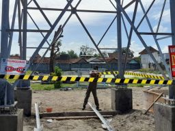 Bangunan tower seluler tak berizin di Dusun Sambong Duran, Desa Jombang, Kecamatan Jombang yang disegel aparat penegak Perda.(Foto: Elok Aprianto/jatimnow.com)