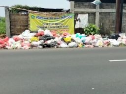 Tumpukan sampah di eks TPST Sarirogo.(Foto: Zainul Fajar/jatimnow.com)