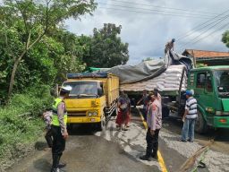 Truk selip picu kemacetan panjang di Desa Paterongan, Kecamatan Galis, Bangkalan, Madura, Selasa (22/03/2022).(Foto: Fathor Rahman)