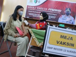 Antusias guru, keluarga besar alumni SMPN 12 Surabaya hingga warga setempat saat vaksin. (Foto-foto: Fajar Mujianto/jatimnow.com)