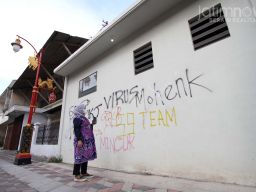 Kepala DPKP Kabupaten Gresik Ida Lailatus Sa'diyah saat melakukan survei lokasi yang jadi sasaran aksi vandalisme (Foto-foto: Sahlul Fahmi/jatimnow.com)