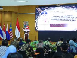 Gubernur Jatim Khofifah Indar Parawansa berbagi resep kepemimpinan kepada peserta Pelatihan Kepemimpinan Nasional Tingkat II Angkatan V di Makassar (Foto-foto: Humas Pemprov Jatim)