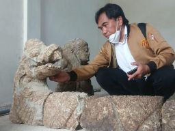 Tim Pusat Survei Badan Geologi Bandung melakukan scaning di lokasi temuan Arca Dwarapala di Tulungagung (Foto-foto: Bramanta Pamungkas/jatimnow.com)