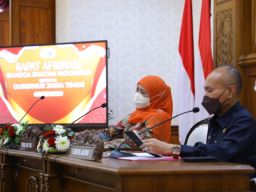 Gubernur Jatim Khofifah Indar Parawansa saat rapat afirmasi Bangga Buatan Indonesia secara virtual (Foto-foto: Humas Pemprov Jatim)