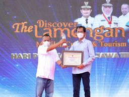 Ketua DPRD Surabaya Adi Sutarwijono (kanan), saat menerima penghargaan dari Ketua PWI Jatim Lutfil Hakim