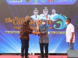 Gubernur Jawa Timur Khofifah Indar Parawansa saat menerima penghargaan dari PWI Jatim dalam puncak HPN 2022 di Lamongan (Foto-foto: Humas Pemprov Jatim)