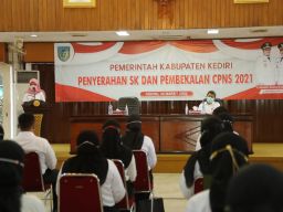 Acara penyerahan SK CPNS Kabupaten Kediri (Foto: Humas Pemkab Kediri)