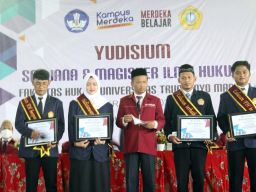 Gelar Yudisium, Fakultas Hukum UTM Nobatkan Dua Mahasiswa Jadi Lulusan Terbaik