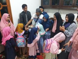 Acara buka bersama anak yatim.(Foto: Alumni SD Aal Hikmah Simomulyo Angkatan 97 for jatimnow.com)
