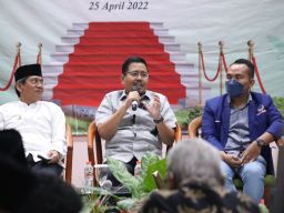 Ketua DPD Gerindra Jatim Anwar Sadad (tengah).(Foto: Anwar Sadad/jatimnow.com)