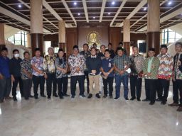Asosiasi Kepala Desa (AKD) Jawa Timur (Jatim) melakukan pertemuan dengan Wakil Ketua DPRD Jatim Anwar Sadad.(Foto: Dok Anwar Sadad/jatimnow.com)