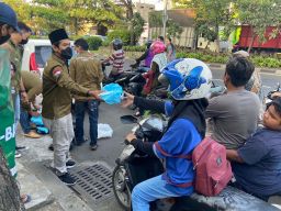 Pengurus GMPI Jatim saat membagikan 1000 takjil di Jalan Demak Surabaya (Foto: Dok. GMPI Jatim/jatimnow.com)