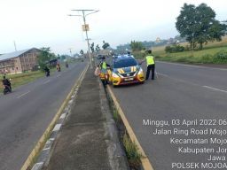 Polisi membubarkan balapan liar di Ring Road Mojoagung, Jombang. (Foto: Polsek Mojoagung/jatimnow.com)