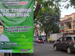 Tak Berizin, 3 Baliho Erick Thohir di Kota Pasuruan Diturunkan Satpol PP